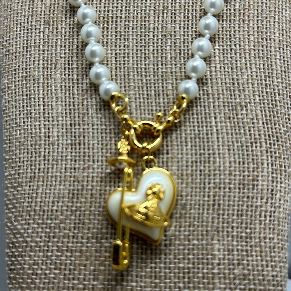 GOLD TONE HEART PIN NECKLACE